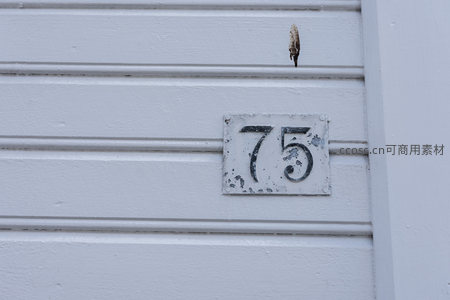 门牌号75的复古金属标牌