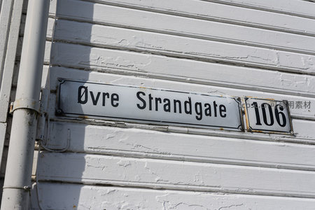 Øvre Strandgate 106街牌特写