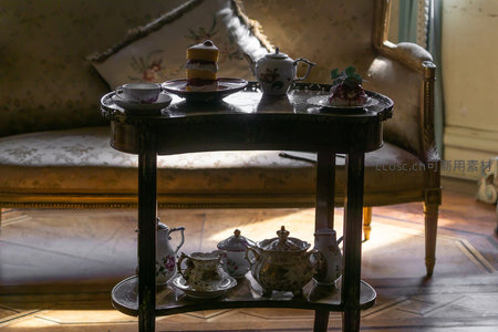 阳光下的复古茶几与精致下午茶