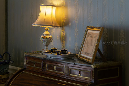 古典梳妆台上的暖光台灯与相框