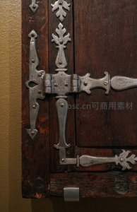 古朴木门上的雕花金属合页特写