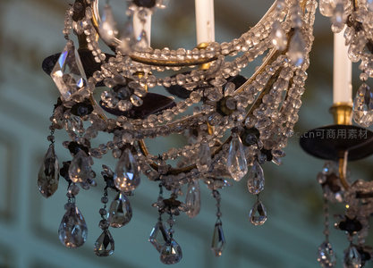 华丽水晶吊灯特写，折射璀璨光芒