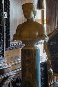 古典女性半身像雕塑静立柱上