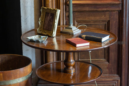 古董书桌一角，书香与时光并存