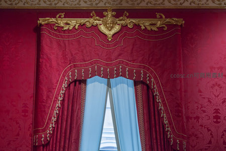 华丽宫廷窗帘与金色雕饰细节