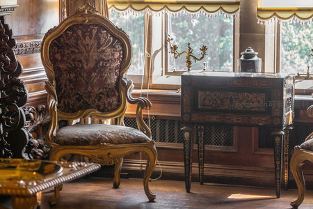 古典雕花扶手椅与古董家具