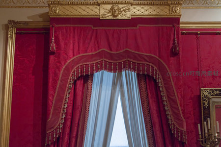 宫廷红帘配金色镶边与流苏装饰