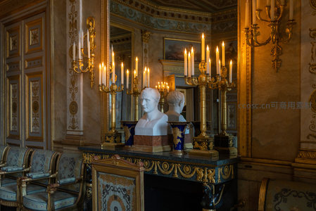 古典宫殿内景，烛光映照大理石雕像与华丽装饰