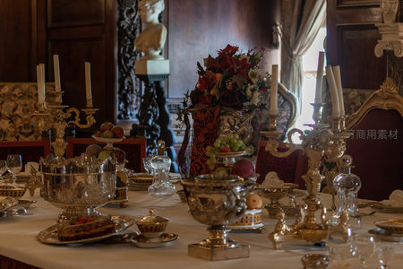 宫廷盛宴餐桌，银器璀璨水果丰盛花团锦簇