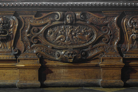 巴洛克风格木雕细节，神话人物栩栩如生