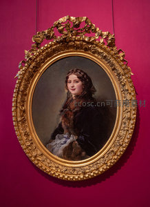 复古油画肖像，女子端坐于华丽金框之中