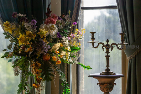 窗边花束与复古烛台静物