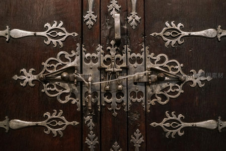 复古雕花木门金属锁扣特写