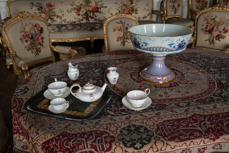 古典宫廷茶歇，精致瓷器与华美织锦
