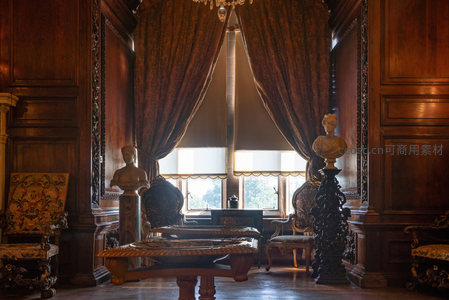 深色木饰书房，古典雕塑与沉静光影