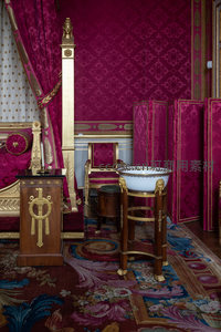 紫红色帝王寝宫，金饰华帐与皇家气派