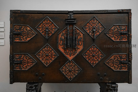 中世纪铁艺木柜，繁复纹饰诉说岁月