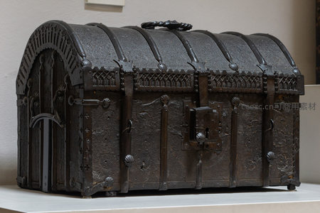 复古铁艺宝箱，雕刻繁复细节精美