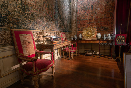 皇家书房陈设，红绒座椅与挂毯环绕