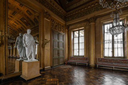 宫殿大厅雕像，大理石雕塑与水晶吊灯