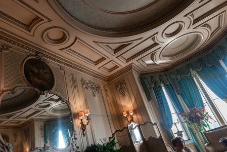 巴洛克天花板，浮雕壁画与蓝窗帘辉映