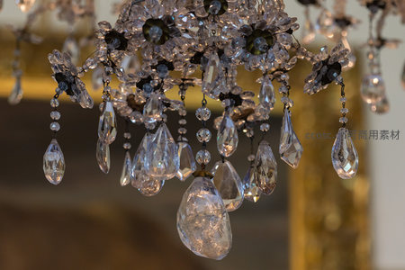 晶莹剔透的水晶吊灯特写