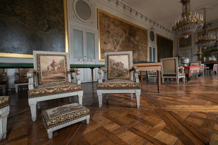 典雅地图厅中的古典座椅
