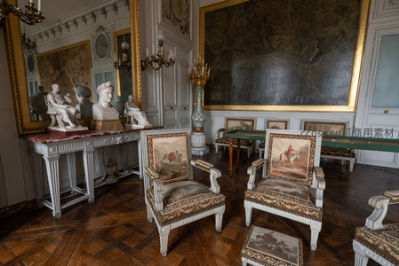 雕塑与挂画装点的贵族厅堂