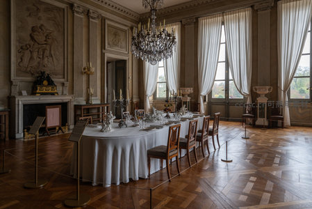 古典宫廷餐厅，华丽吊灯与长桌盛宴