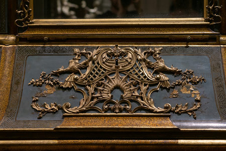 金色雕花细节，古典家具上的艺术之美