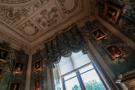 贵族客厅角落，壁画肖像与华丽天花