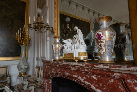 古典壁炉台上的华丽瓷器与雕塑装饰