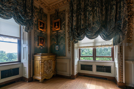 复古房间角落的雕花家具与挂画