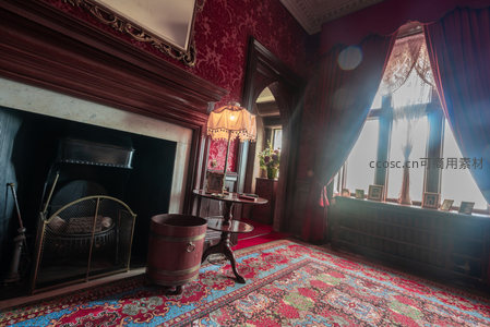 红墙地毯客厅中的古典壁炉与落地窗