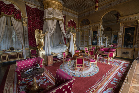 帝王卧室中的金色天使床幔与红绒地毯