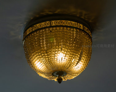 华丽水晶吊灯散发温暖光芒