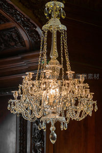 古典水晶吊灯闪耀璀璨光芒