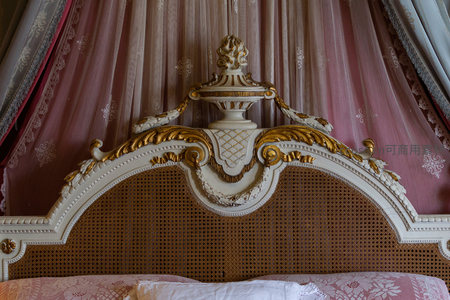 华丽古典床头雕花细节特写