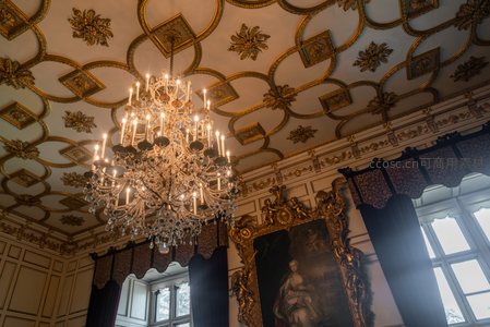 金碧辉煌的宫殿天花板