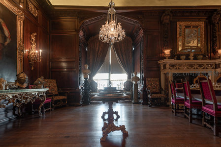 古典奢华大厅，水晶吊灯映照深木墙