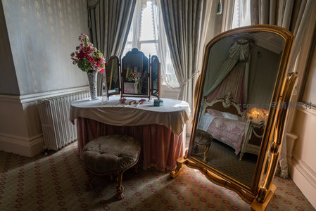 阳光梳妆台，镜中倒影公主床