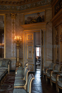 华丽宫殿内室，古典家具与壁画交相辉映