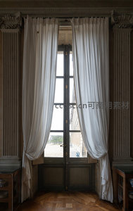 古典窗景，白纱帘轻垂，阳光洒落木地板