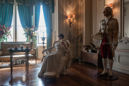 贵族沙龙场景，女士品茶，男士立像相伴
