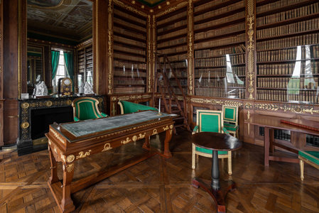 皇家图书馆，书墙环绕，绿椅静候读者