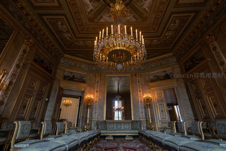 宏伟宴会厅，水晶吊灯照亮对称布局