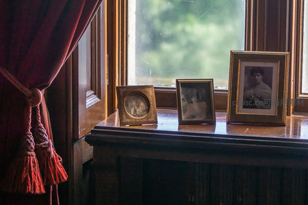 窗台旧相框，红帘轻垂怀旧时光