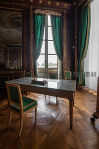 深色书房配绿帘，古典书桌显庄重