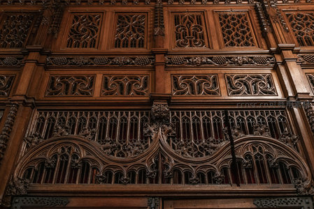 哥特式木雕屏风，繁复花纹显工艺