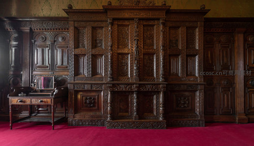 古典雕花木墙与红毯的奢华室内